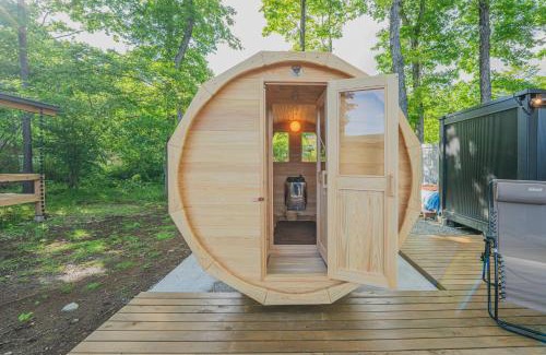 Nasu Wohnung | 森deワーケなすっぽ 木の温もりとホテルライクな佇まい 森のバレルサウナ