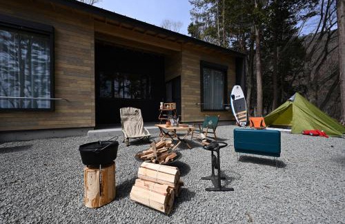 Minobu Sonstige | 浩庵キャンプ場 本栖湖畔 キャビン Cabins at Lake Motosu Kouan campground cottages, bungalows