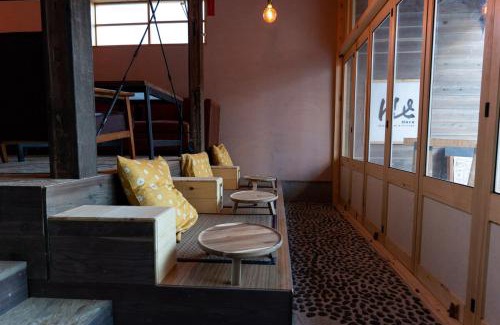 Iwaki Wohnung | 温泉徒歩30秒 一棟貸切で最大15名まで 広々キッチンで自炊可