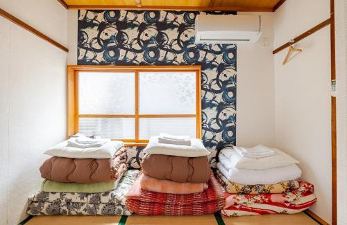 Iwaki Wohnung | 温泉徒歩30秒 一棟貸切で最大15名まで 広々キッチンで自炊可