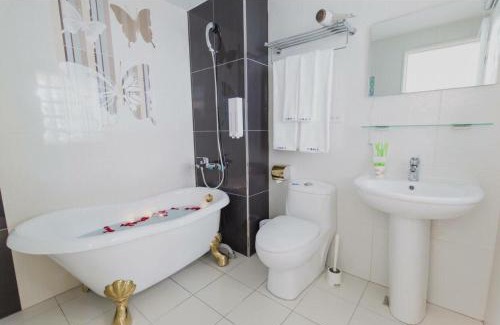 Zuoying District Haus | 瑞豐夜市 Welcome The Sun Enjoy The Moon