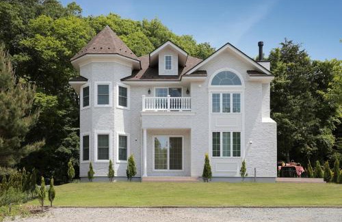 Oiwake Wohnung | 軽井沢の森に佇む英国様式白の宮殿 薪ストーブある5ldk ポーラーリゾート軽井沢ミューズ