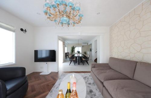 Oiwake Wohnung | 軽井沢の森に佇む英国様式白の宮殿 薪ストーブある5ldk ポーラーリゾート軽井沢ミューズ