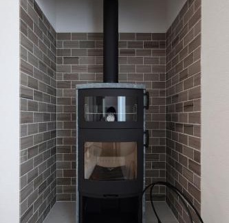 Oiwake Wohnung | 軽井沢の森に佇む英国様式白の宮殿 薪ストーブある5ldk ポーラーリゾート軽井沢ミューズ