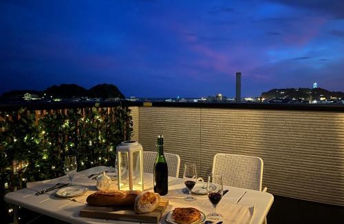 Koshigoe Villa | 鎌倉 江ノ島 新築貸切一戸建て全館浄水システム完備 海近く 江ノ島が見える 露天テラス 無料駐車2台付