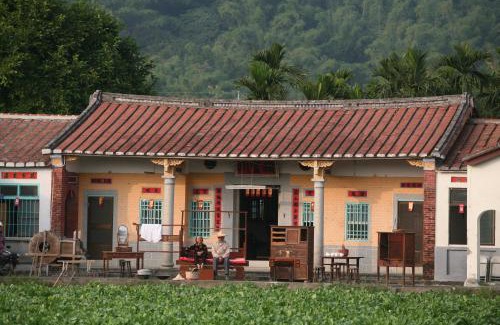 Meinong Haus | 香蕉與黑膠 Yellow And Black Guest House