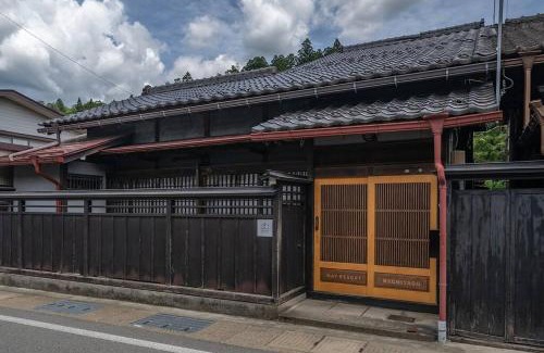 Hida Takayama Onsen Haus | 【1日1組限定4名まで同額】宮川沿いの町家一棟貸切ステイ ~WAT RESORT 飛騨まちやど 桜~