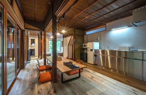 Hida Takayama Onsen Haus | 【1日1組限定4名まで同額】宮川沿いの町家一棟貸切ステイ ~WAT RESORT 飛騨まちやど 桜~