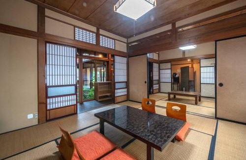 Hida Takayama Onsen Haus | 【1日1組限定4名まで同額】宮川沿いの町家一棟貸切ステイ ~WAT RESORT 飛騨まちやど 桜~