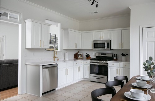 Alabaster Haus | 1.5 miles to shops & interstate! Family friendly modern townhouse.