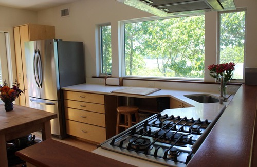 West Tisbury Haus | 1,500' Shore on Deep Bottom Cove, Tisbury Great Pond