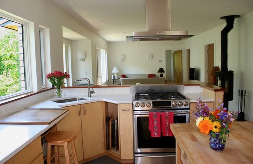 West Tisbury Haus | 1,500' Shore on Deep Bottom Cove, Tisbury Great Pond