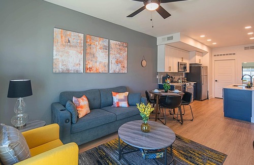 Desert View Village Eigentumswohnung | Shop 》Dine》Golf》Swim》Hot Tub》King Bed+Free Parking