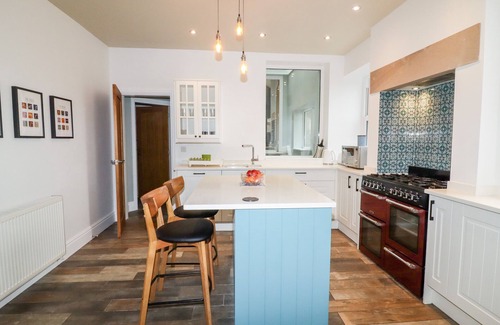 Holestone Moor Hütte | 1 BARLEY COTTAGES, pet friendly, character holiday cottage in Matlock