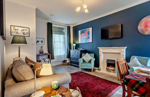 Cullen Haus | 1 Bed in Cullen 94536