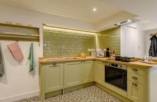 Holworth Haus | 1 Bed in Wool 88099