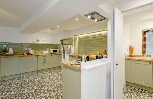 Holworth Haus | 1 Bed in Wool 88099