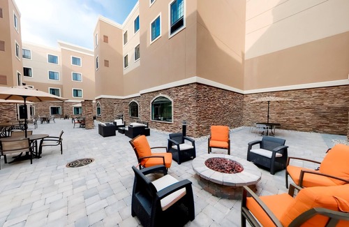 Bryant Pattengill East Eigentumswohnung | 1 Bedroom | 24 Hour Business Center + Indoor Pool