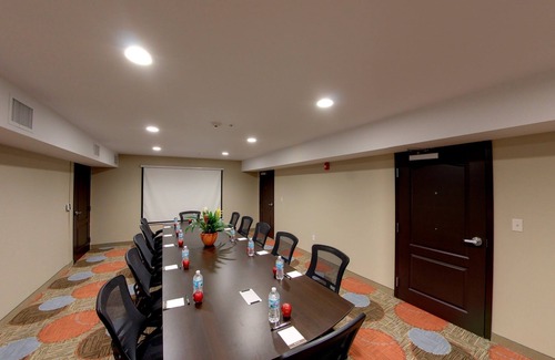 Bryant Pattengill East Eigentumswohnung | 1 Bedroom | 24 Hour Business Center + Indoor Pool