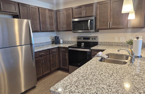 Fenton Wohnung | 1-Bedroom apartment in Fenton, MI with Wi-Fi, Fitness Center, & in-unit Laundry!