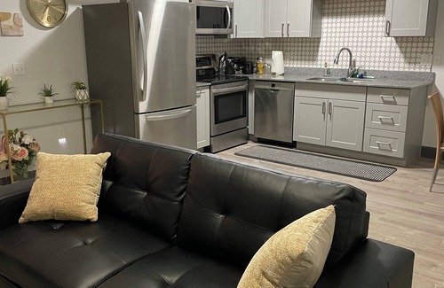 North Mountain Wohnung | 1 bedroom apt on 3rd floor. North Central location . Near shops, restaurants.