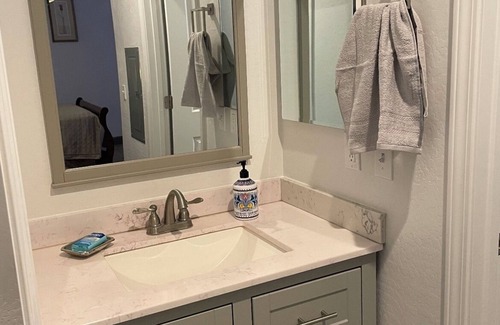 North Mountain Wohnung | 1 bedroom apt on 3rd floor. North Central location . Near shops, restaurants.