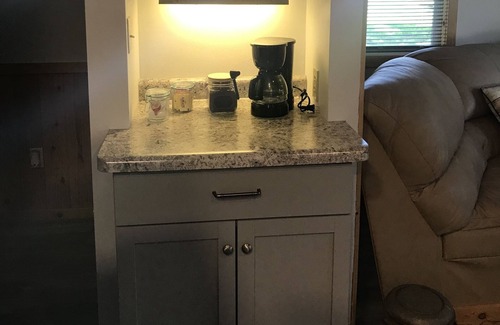 Dunnegan Kabine | 1 Bedroom Cabin at Needmore RV & Campground near Stockton Lake MO
