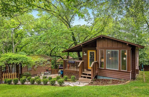 Eureka Springs Historic District Kabine | 1 Bedroom Cabin In The Woods, Covered Porch, Jacuzzi, Kitchen & Hot Tub.