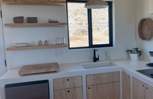 Yucca Valley Hütte | 1-bedroom cottage by Joshua Tree National Park entrance. AC, WiFi close to town