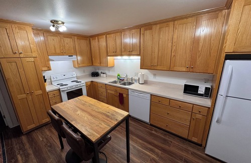 Albany Wohnung | 1-Bedroom Duplex with Private Garage - Extended Stay Rental in Albany