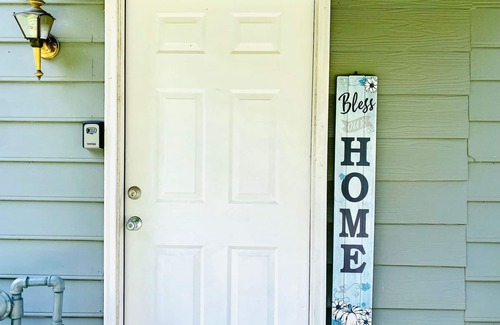 Peachtree Corners Haus | 1 Bedroom Family Home with 3 Beds & a Crib in Metro Atlanta