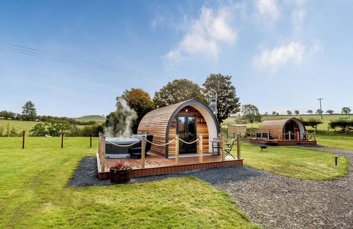 Welshpool Hütte | With a private hot tub this fantastic pod offers comfortable accommodation for guests.