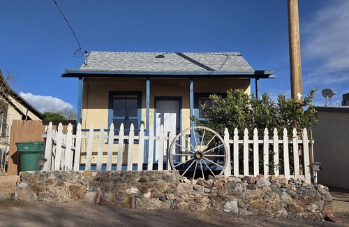 Tombstone Haus | 1-bedroom house with WiFi /AC, walk to Allen Street in the Historic District