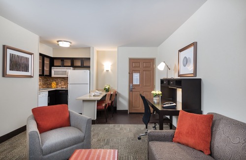 Chantilly Eigentumswohnung | 1 Bedroom | King Suite Near IAD | Free Breakfast