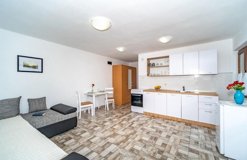 Generalski Stol Haus | Schönes Haus mit 1 Schlafzimmer in Duga.