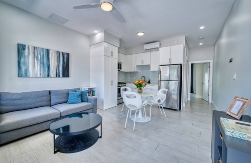 West Bay Wohnung | 1 bedroom walking distance to the beach!