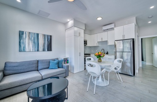 West Bay Wohnung | 1 bedroom walking distance to the beach!