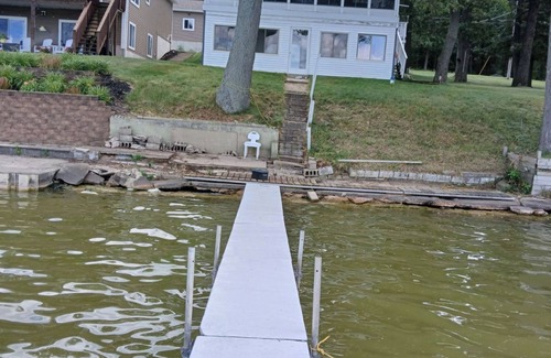 Newaygo Wohnung | 1-bedroom WATERFRONT Apartment on Hess Lake with excellent swimming.