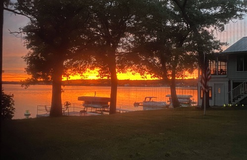 Newaygo Wohnung | 1-bedroom WATERFRONT Apartment on Hess Lake with excellent swimming.