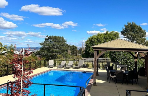 Medford Wohnung | 1 bedroom with a king-size bed, one bathroom, and kitchenette.