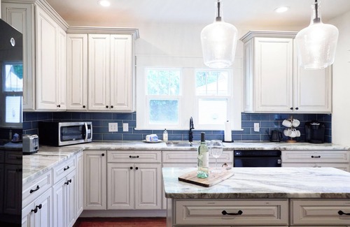 Bloomington Haus | 🔴⚪️ 1 Block to Tailgate Fields 🔴⚪️ Hot Tub Fire Pit - Private Yard - Grill