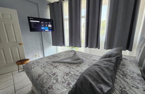 Lazaro Cardenas Wohnung | 1 BR APT with AC , TV , wi-fi near DT and beach