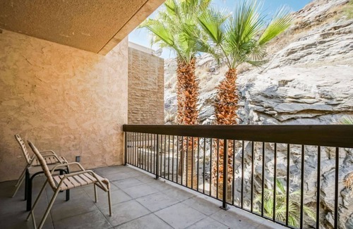 Historic Tennis Club Eigentumswohnung | 1-BR Condo near Palm Canyon Drive | Pools + Spa
