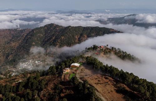 Jakh Haus | 1 br Stay Enclosing the Mountains Nivriti Cottage by RoamHome