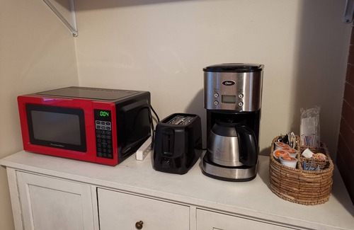 Framingham Haus | 1 BR unit, private entrance and bathroom, free parking, walk to FSU