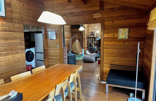 Shodoshima Hütte | 1 couple per day Balcony with a view of the Seto Inland Sea, private space with friends and family, private time! (3 Western-style rooms and 1 Japanese-style room) Pets are allowed.