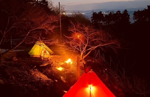 Shodoshima Hütte | 1 couple per day Balcony with a view of the Seto Inland Sea, private space with friends and family, private time! (3 Western-style rooms and 1 Japanese-style room) Pets are allowed.