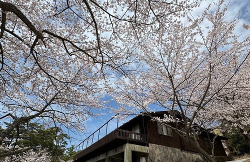 Shodoshima Hütte | 1 couple per day Balcony with a view of the Seto Inland Sea, private space with friends and family, private time! (3 Western-style rooms and 1 Japanese-style room) Pets are allowed.