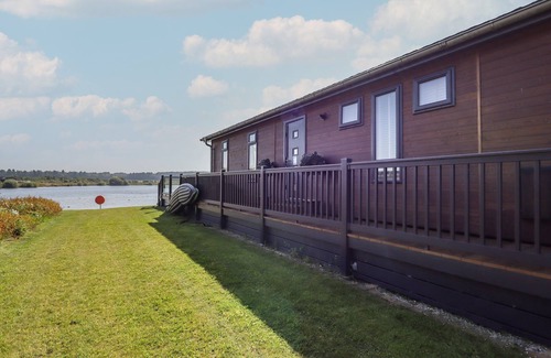 Oakmere Hütte | 1 DELAMERE POINT, character holiday cottage in Delamere