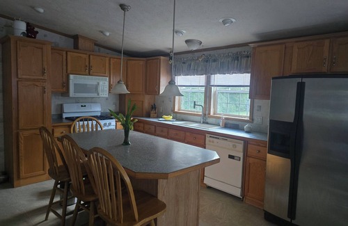 Castleton Haus | 1 Level easy access 3-BR Home in Historic Castleton close to travel destinations